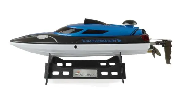 Blue Barracuda V2 - по-бърз, по-маневрен, с по-голям обсег, по-голяма батерия за по-дълго време на плаване и оптимизирани функции за безопасност. Популярната състезателна лодка от начално ниво е допълнително подобрена в много области. Перфектна за ма